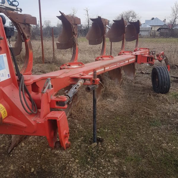 Utilaj agricol Plug 5 brazde Gregoire Besson an 2009